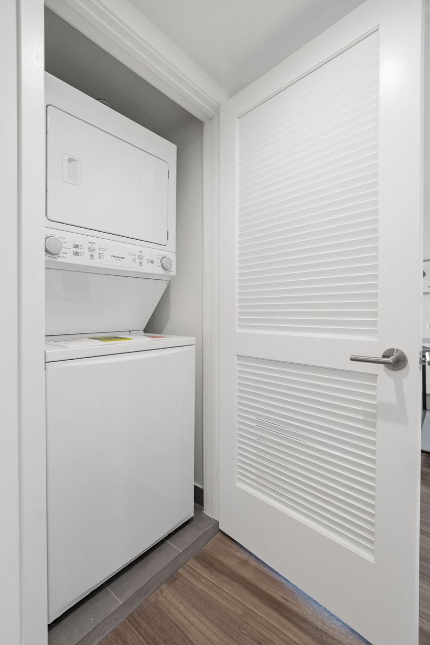 Santa Monica Breeze By Wiseman Apartments, 1539 Purdue Ave., Los